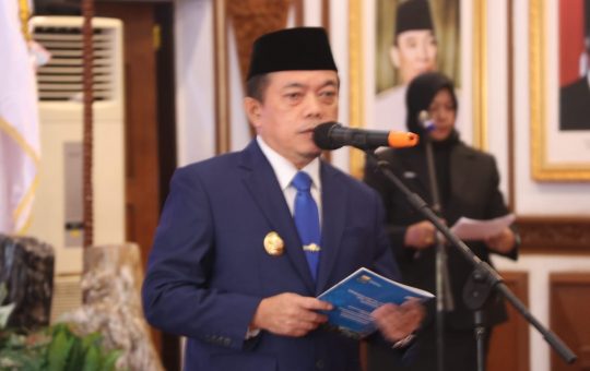 Gubernur Jambi, Dr. H. Al Haris, S.Sos., MH., saat melantik H. Hairul Suhairi, S.E., M.M menjadi Direktur Utama PT. Bank Pembangunan Daerah Jambi. (Foto: Agus Supriyanto)