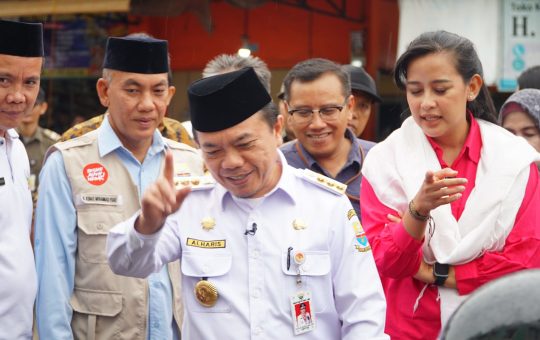 Gubernur Jambi, Dr. H. Al Haris, S.Sos, MH., saat diwawancarai usai melakukan Inspeksi Mendadak (Sidak) Harga Bahan Pokok di Pasar Angso Duo Jambi. (Gambar: Patra)