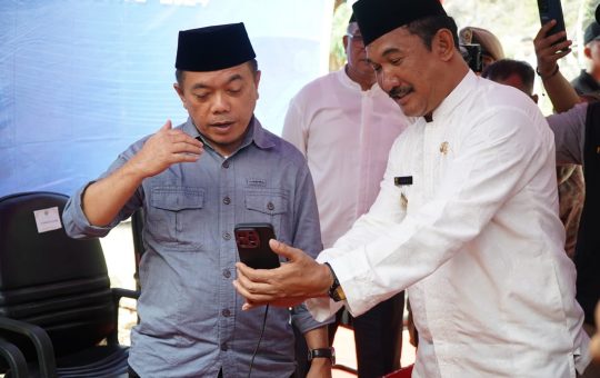 Gubernur Jambi, Dr. H. Al Haris, S.Sos., MH., secara langsung melakukan launching Repeater GSM di Desa Muaro Hemat, Merangin, Jambi. (Foto: Harun Al Rasyid).