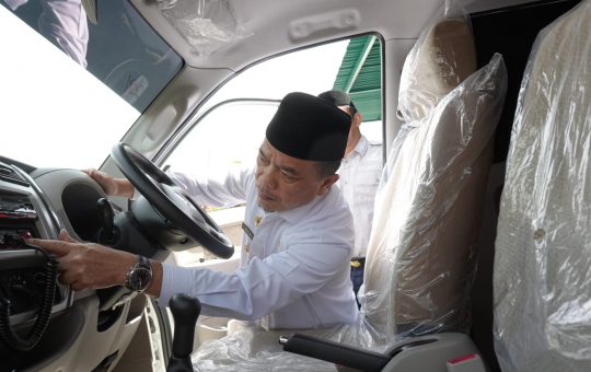 Gubernur Jambi, Dr. H. Al Haris saat menyerahkan bantuan mobil ambulance yang berasal dari dana Corporate Social Responsibility (CSR) oleh Bank 9 Jambi. (Foto: Harun Al Rasyid/Hory Apriansyah)