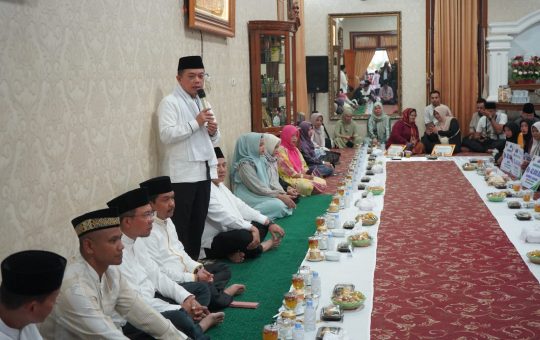 Gubernur Jambi, Dr. H. Al Haris, S.Sos, MH., saat menyerahakan Piagam dan Bantuan Pensiunan Aparatur Sipil Negara (ASN) Guru dilingkup Pemerintah Provinsi (Pemprov) Jambi yang berada di Kabupaten Sarolangun. (Foto: Novriansah)