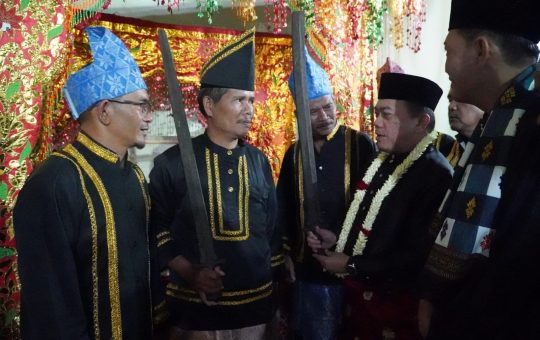 Gubernur Jambi, Dr. H. Al Haris, S.Sos., MH., dalam acara Kenduri Sko di Gedung Adat Depati Karti Mudo Menggalo, Desa Renah Alai, Kecamatan Jangkat, Kabupaten Merangin. (Foto: Harun Al Rasyid/Hory Apriansyah)