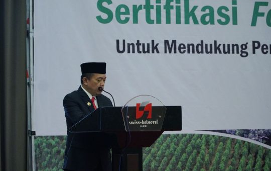 Gubernur Jambi Dr. H. Al Haris, S.Sos., M.H., saat membuka Sosialisasi Kebijakan Terbaru Sertifikasi Forest Stewardship Council (FSC)(Foto: Normansyah Patra, Riky Handriska)