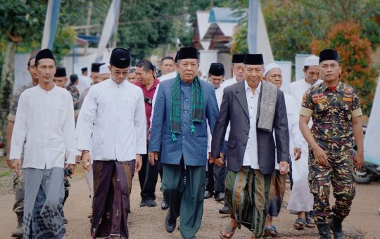 Wakil Gubernur (Wagub) Jambi Drs. H. Abdullah Sani, M.Pd.I., saat menghadiri Haflah Akhirussanah Khotmil Qur’an Bil Ghoib dan Alfiyah Ibnu Malik. (Foto: Novriansah, Sobirin, Erict Sutriedi)