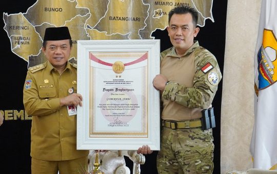 Gubernur Jambi DR. H. Al Haris, S.Sos, MH., saat menerima penghargaan dari Detasemen Khusus 88 atau Densus 88 Anti Teror Polri. (Foto: Erict Sutriedi)