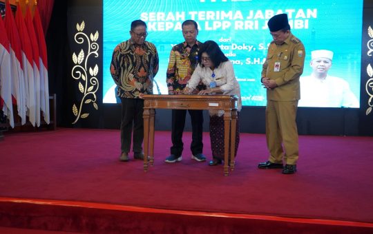 Gubernur Jambi DR. H. Al Haris, S.Sos, MH., pada serah terima jabatan Kepala RRI Jambi. (Foto: Novriansah)