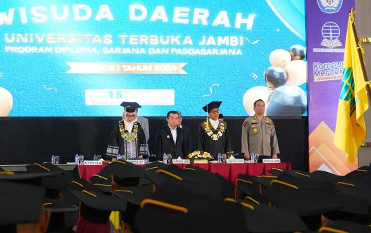 Gubernur Jambi Dr. H. Al Haris, S.Sos, MH., saat menghadiri Wisuda Daerah Universitas Terbuka (UT) Jambi. (Foto: Novriansah)